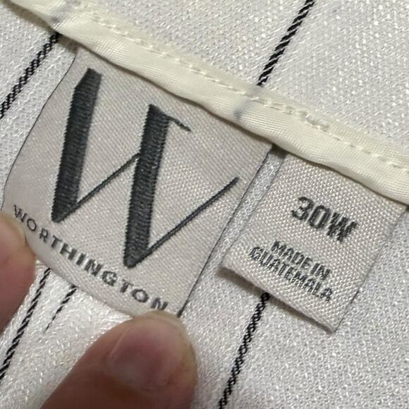 NWT Ivory and black paperbag style shorts with belt and pockets - women's 30W - Picture 7 of 7